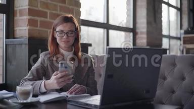 小<strong>企业</strong>主现代女<strong>企业</strong>家，戴着视力眼镜，在笔记本电脑后面在线工作